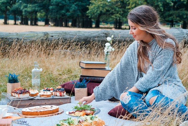 girl picnic