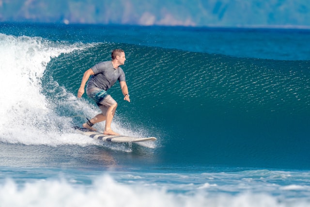 places to learn surfing